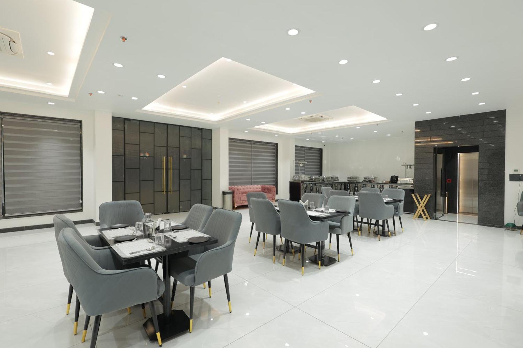 Snj Taj Grand Hotel Агра Екстериор снимка